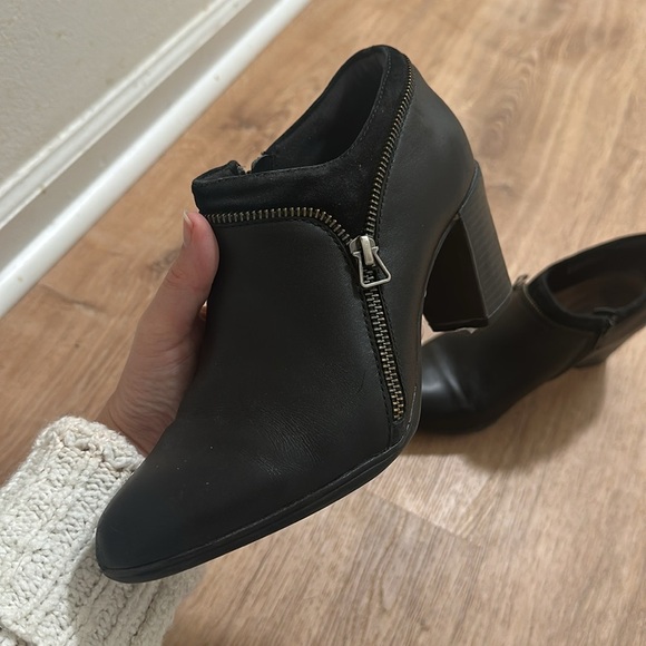 CLARKS | Araya Morgan Black Leather Ankle Boots - Picture 3 of 10